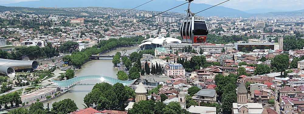 Panorama de Tbilissi depuis le téléphérique, la Mtkvari et le pont de la Paix